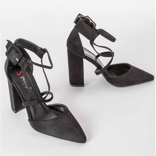 Schwarze Pumps am Piper-Pfosten 1