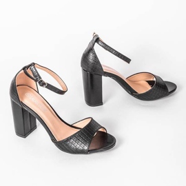 Schwarze Sandalen auf einem Milano-Pfosten 1