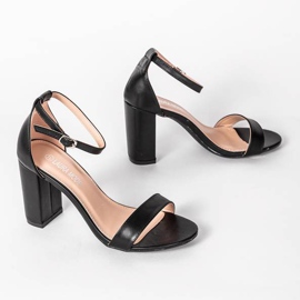 Schwarze Sandalen auf dem Posten von Dorothy 1