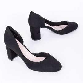 Schwarze Pumps am Harperry-Pfosten 1