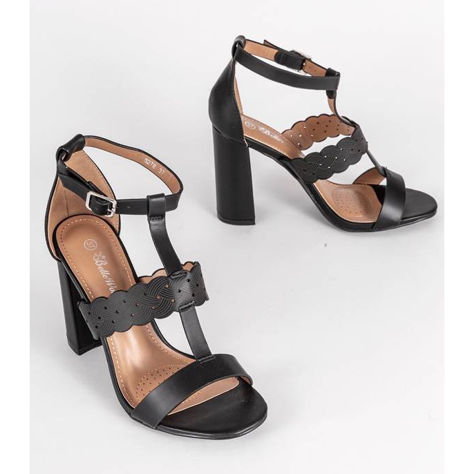 Schwarze Sandalen auf dem Like A Woman Beitrag 1