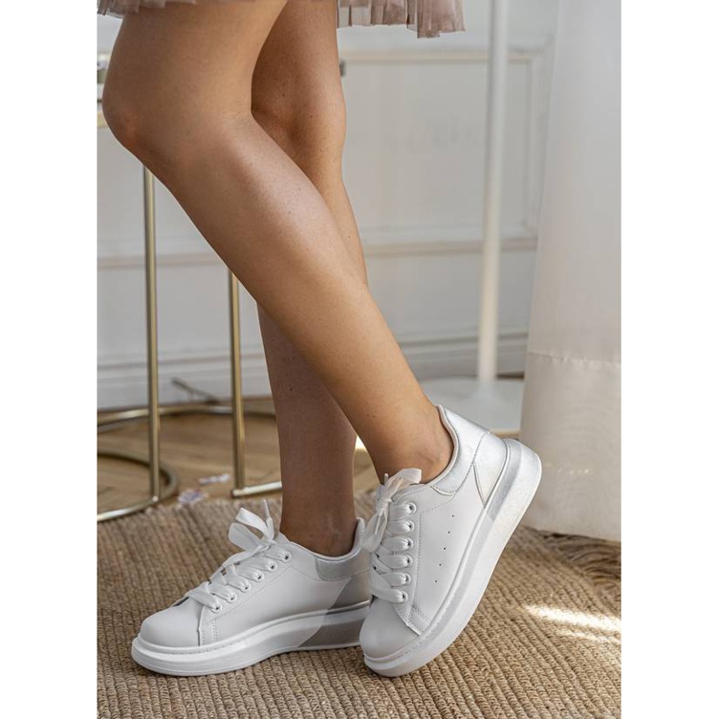 Weiße Sneaker mit silbernem Run-Obermaterial 1