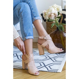 Cremefarbene Stiefel auf dem Lovely Thing-Post beige 1