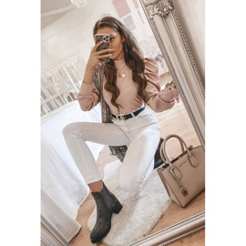 Graue Stiefel auf dem Tina Grey Pfosten 1