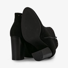 Schwarze Stiefeletten am Cosette-Pfosten 2