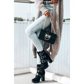 Schwarze Stiefel am Corgi-Pfosten 1