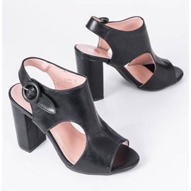 Schwarze Sandalen am Caitlin-Pfosten 1