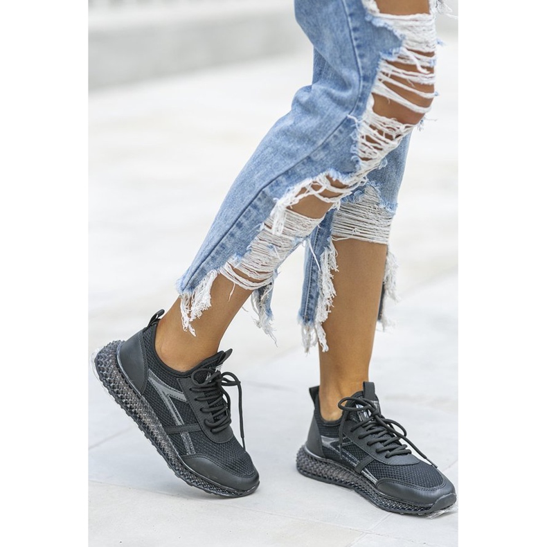 Schwarze Sneaker mit kleinen Verzierungen 1