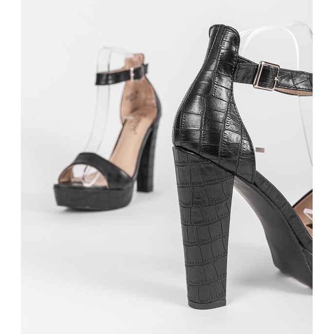 Schwarze Sandalen am Dolores-Pfosten 2