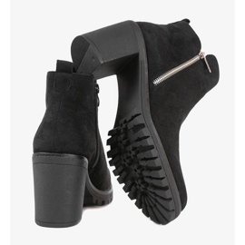 Schwarze Stiefeletten auf dem Tiny Post 1