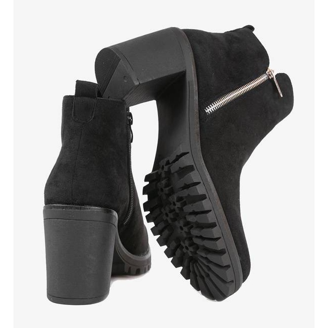 Schwarze Stiefeletten auf dem Tiny Post 1