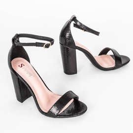 Schwarze Sandalen am Penelope-Pfosten 1