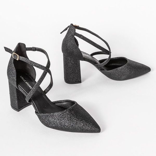 Schwarze Pumps am glänzenden Pfosten 1