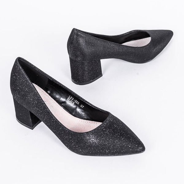 Schwarz leuchtende Pumps auf Laitas Post 1