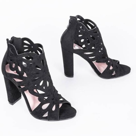 Schwarze Stiefel mit Cut-Outs von Leah 1