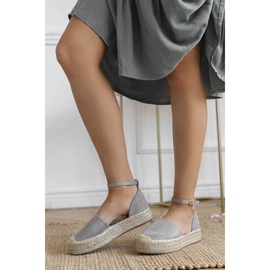 Graue Espadrilles auf der Sommerplattform beige 1