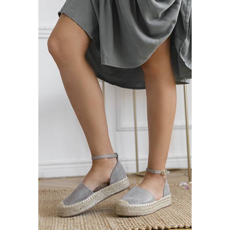 Graue Espadrilles auf der Sommerplattform beige 1