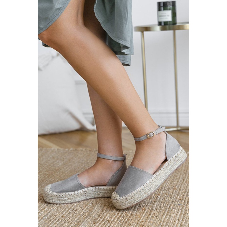 Graue Espadrilles auf der Sommerplattform beige 2