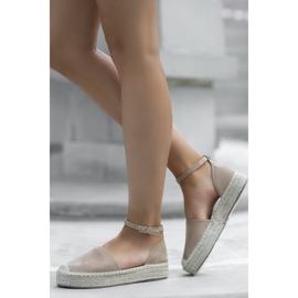 Beige Espadrilles auf der Sommerplattform 1