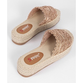 Rosa Hausschuhe auf der Sudden Draft-Plattform 1