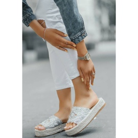 Silberne Pantoffeln auf der Sudden Draft-Plattform silber- 1