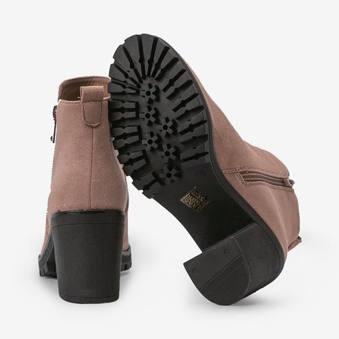 Hellbraune Stiefeletten auf dem Tiny Post 2