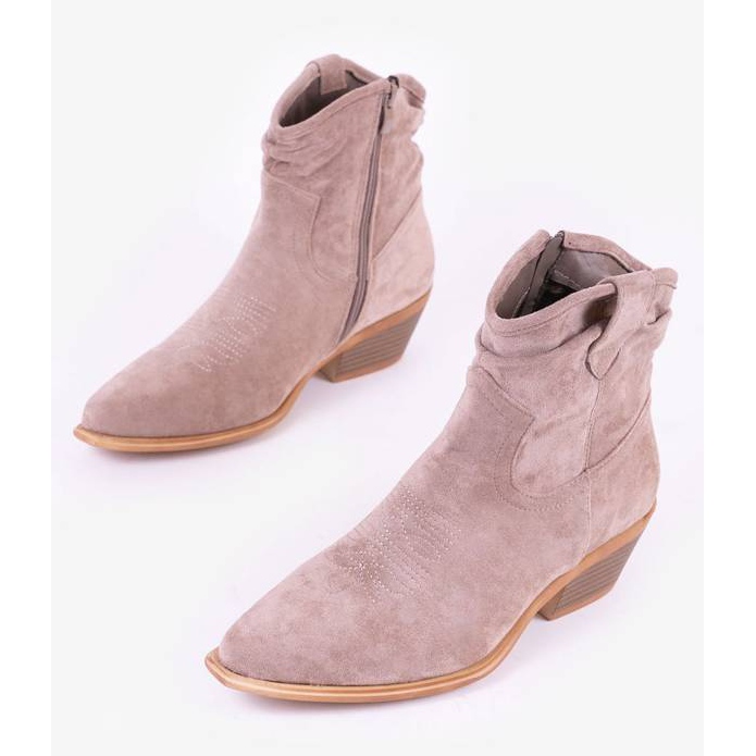 Graubraune Cowboystiefel auf dem Bowi Bowi Post 1