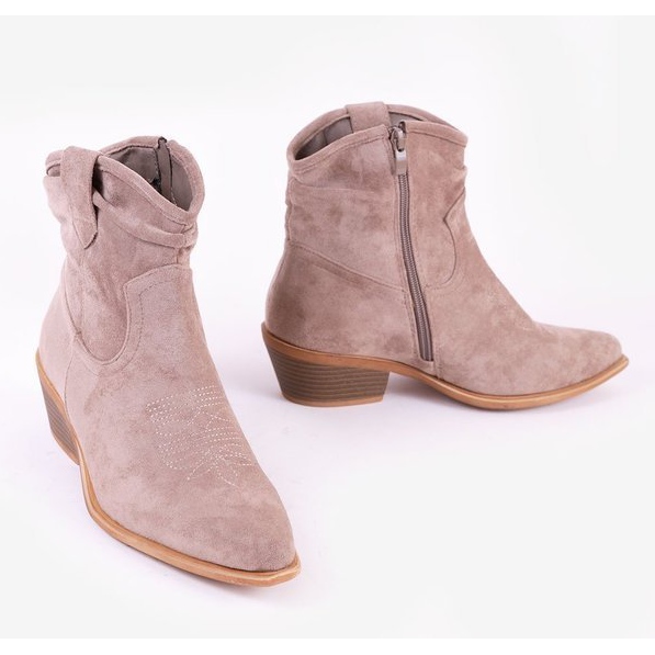 Graubraune Cowboystiefel auf dem Bowi Bowi Post 2