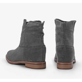 Graue Stiefel auf einem Indoor-Keil Veni 2