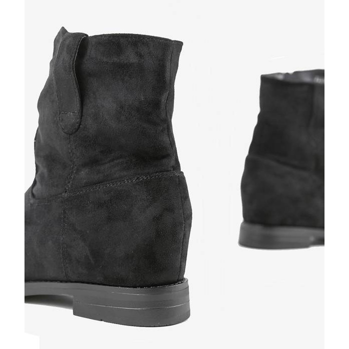 Schwarze Stiefel auf einem überzogenen Buenna-Keilabsatz 2