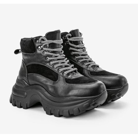 Schwarze Sneaker auf der Big City Girl-Plattform 1