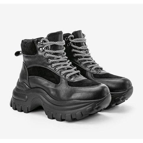 Schwarze Sneaker auf der Big City Girl-Plattform 1