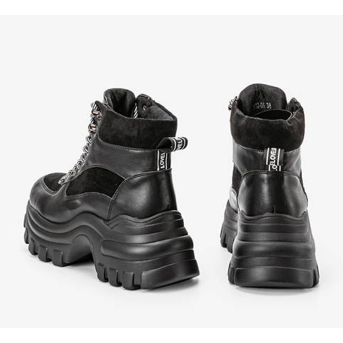 Schwarze Sneaker auf der Big City Girl-Plattform 2