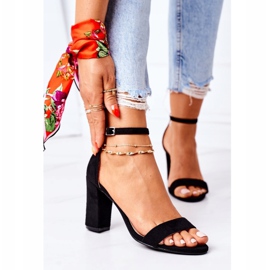 PS1 Schwarze Florence Wildledersandalen auf einer Bar 2