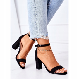 PS1 Schwarze Florence Wildledersandalen auf einer Bar 4