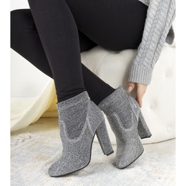 Silberglänzende Stiefeletten am Birgit Post 1