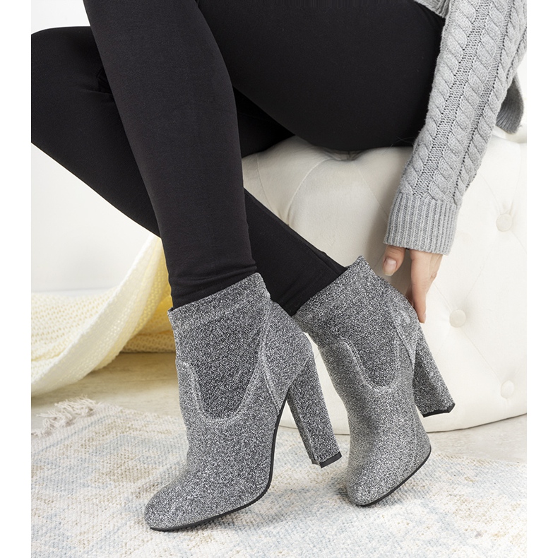 Silberglänzende Stiefeletten am Birgit Post silber- 1