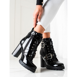 Erynn Schwarze Stiefel auf einem hohen Pfosten 1