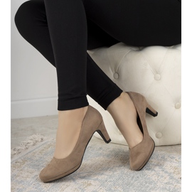 Beige Pumps an einer Anstecknadel von Eiffel 2