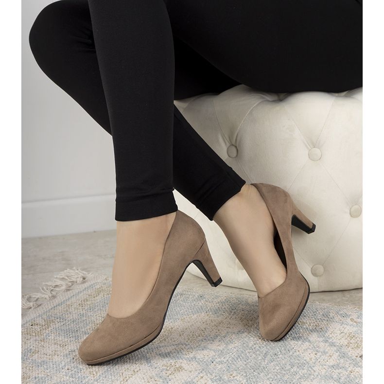Beige Pumps an einer Anstecknadel von Eiffel 2