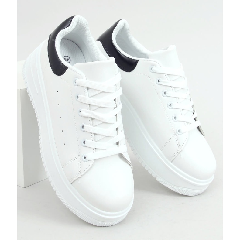 Weiße Damen Sneakers T0YD8240-5 WEISS / SCHWARZ 1