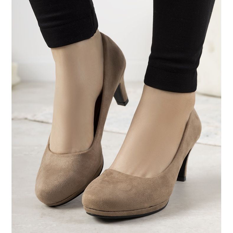 Beige Pumps an einer Anstecknadel von Eiffel 1