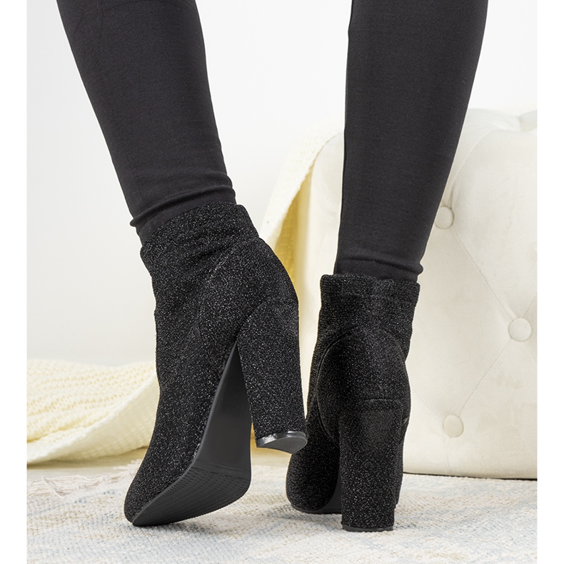 Schwarze glänzende Stiefeletten am Birgit Post 1