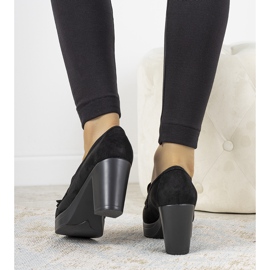 Schwarze Loafer am Himmelposten 1