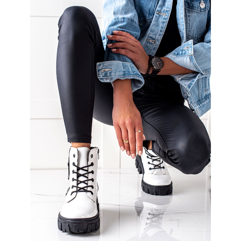 TRENDI Weiße verknotete Arbeiter auf dem Bahnsteig 1