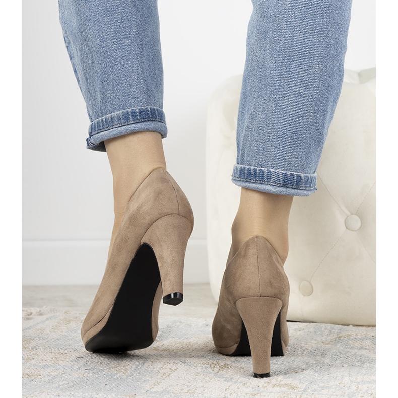 Beige Pumps auf einer Sara-Ökoledersäule 1