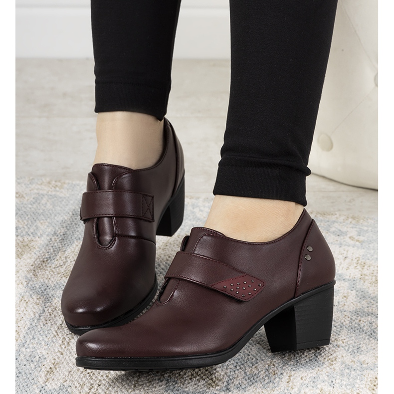 Kastanienbraune Brogues auf dem Biermann-Posten rot mehrfarbig 1