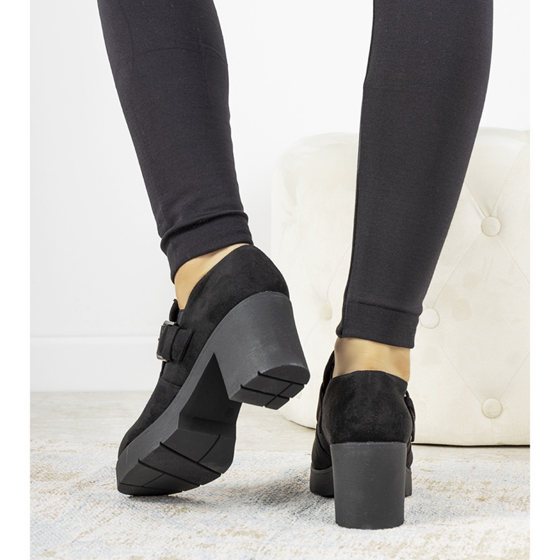 Schwarze Schuhe auf dem Posten von Leonie 1