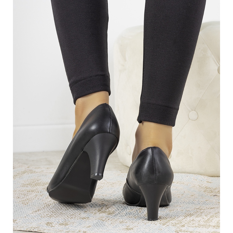 Schwarze Pumps am Molina-Pfosten 1