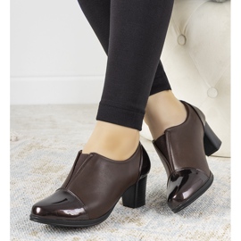 Braune Brogues auf dem Posten von Villareal 1